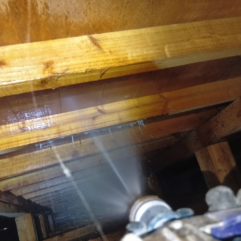 床下木材にシロアリ駆除剤を散布