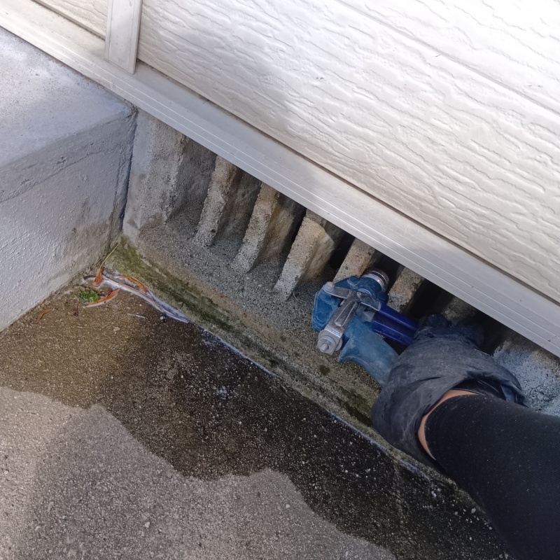 床下換気口からシロアリ駆除剤を散布