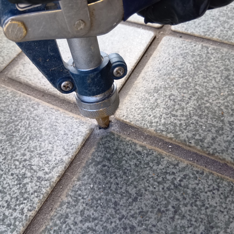 玄関床の目地からシロアリ駆除剤を注入