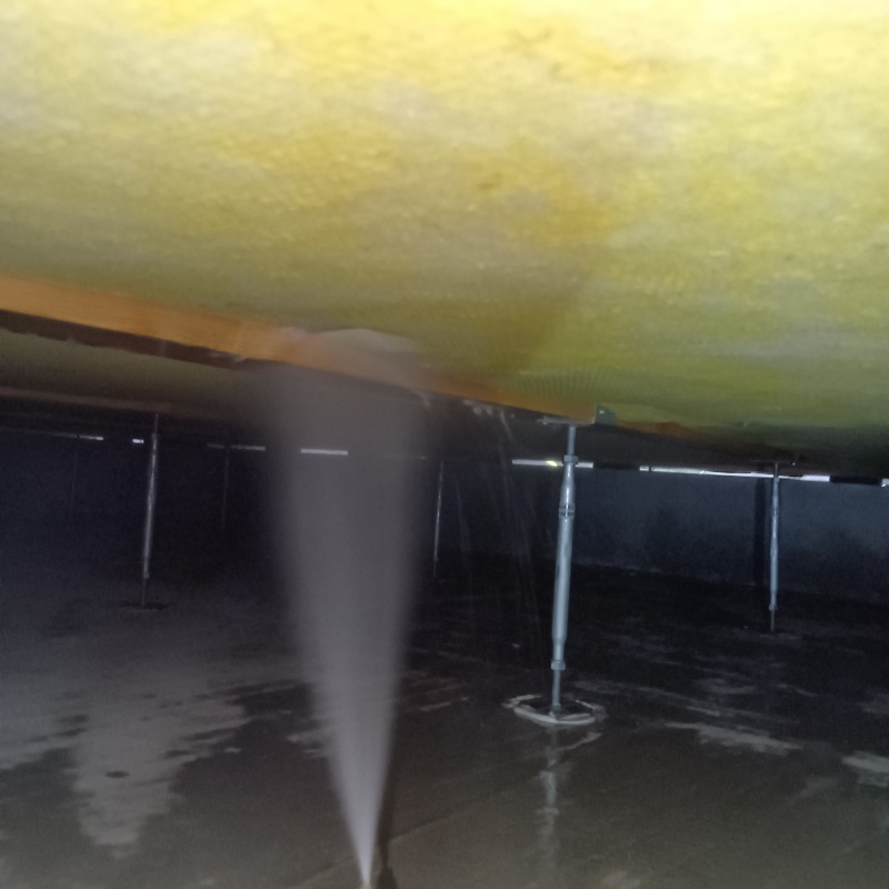 床下木材に防蟻剤を散布