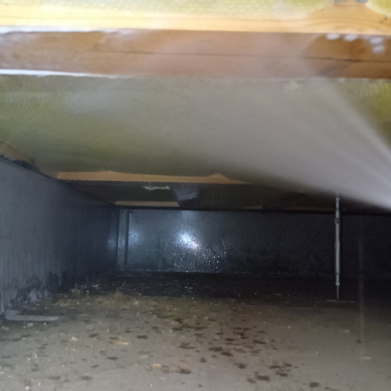 床下断熱材に防蟻剤を散布