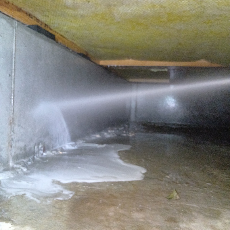 地面・基礎に防蟻剤を散布