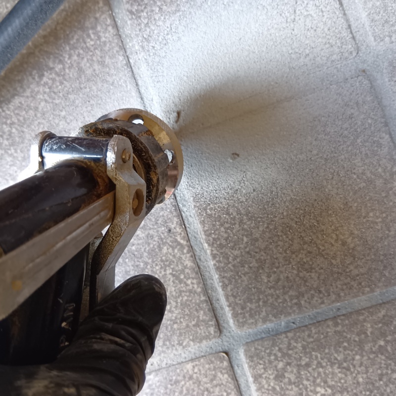 玄関床に穴を開けてシロアリ駆除剤を注入