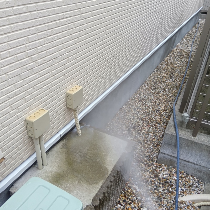 建物外周の土壌に防蟻剤を散布