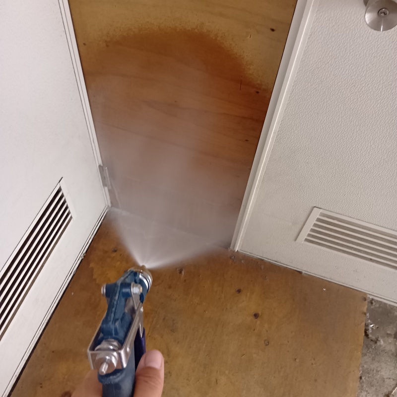 建物の外周にシロアリ駆除剤を散布