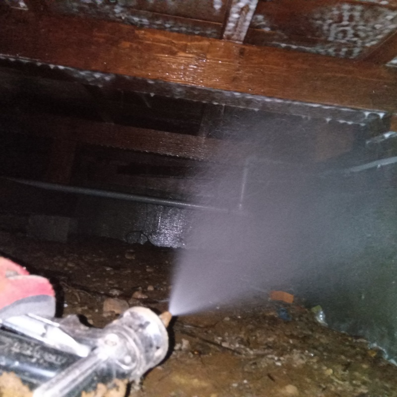 床下の木材に防蟻剤を散布