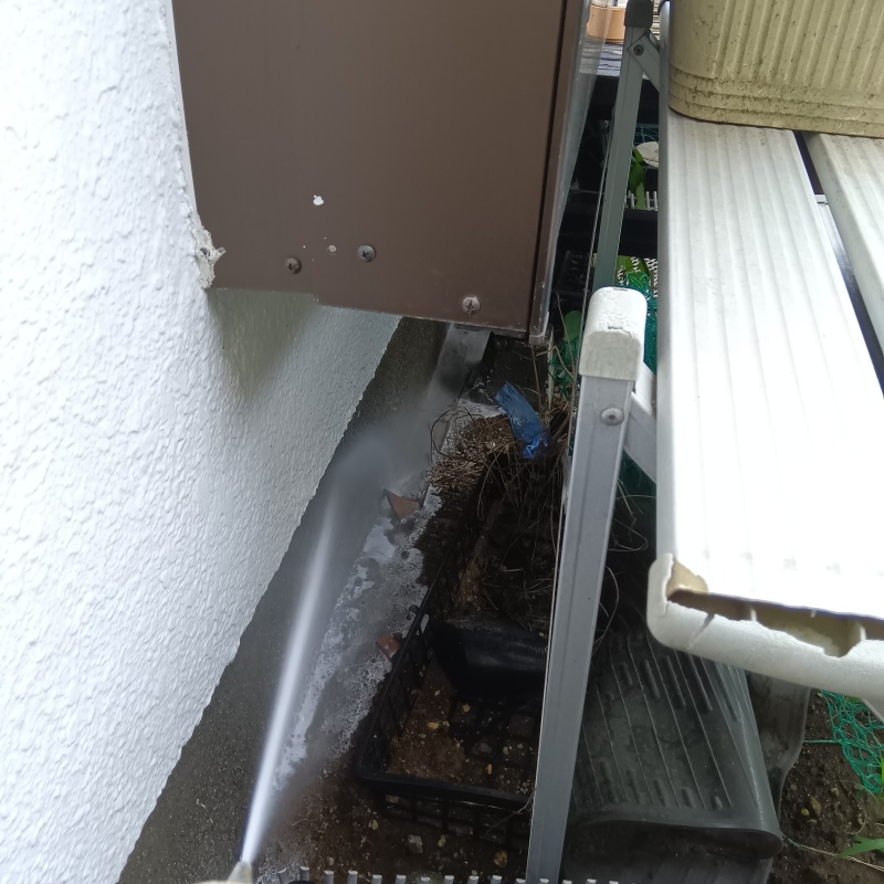 屋外の地面に防蟻剤を散布