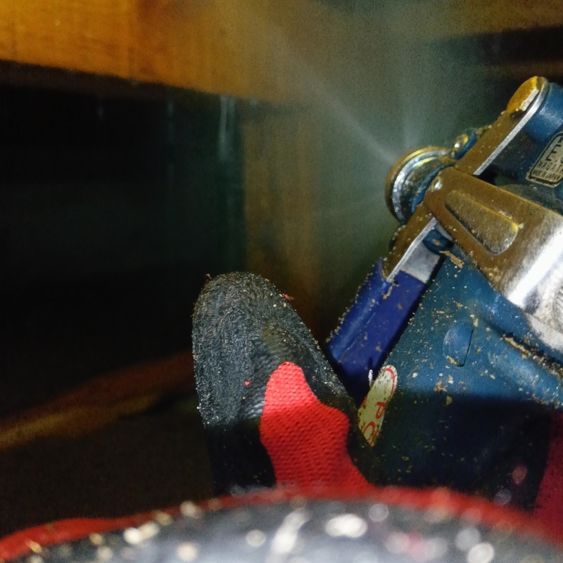 床下の木材にシロアリ駆除剤を散布