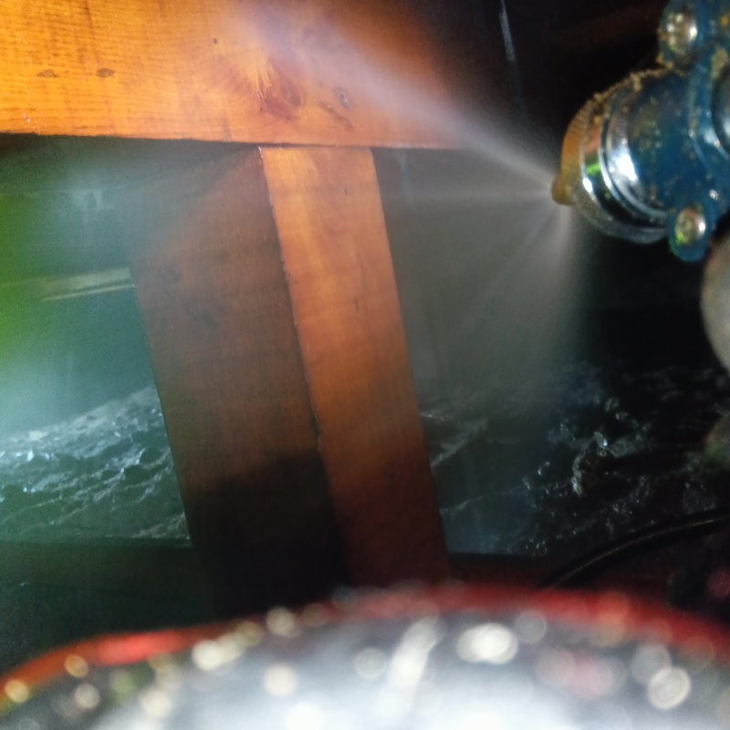 床下の木材にシロアリ駆除剤を散布