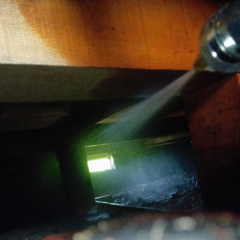 床下の地面にシロアリ駆除剤を散布