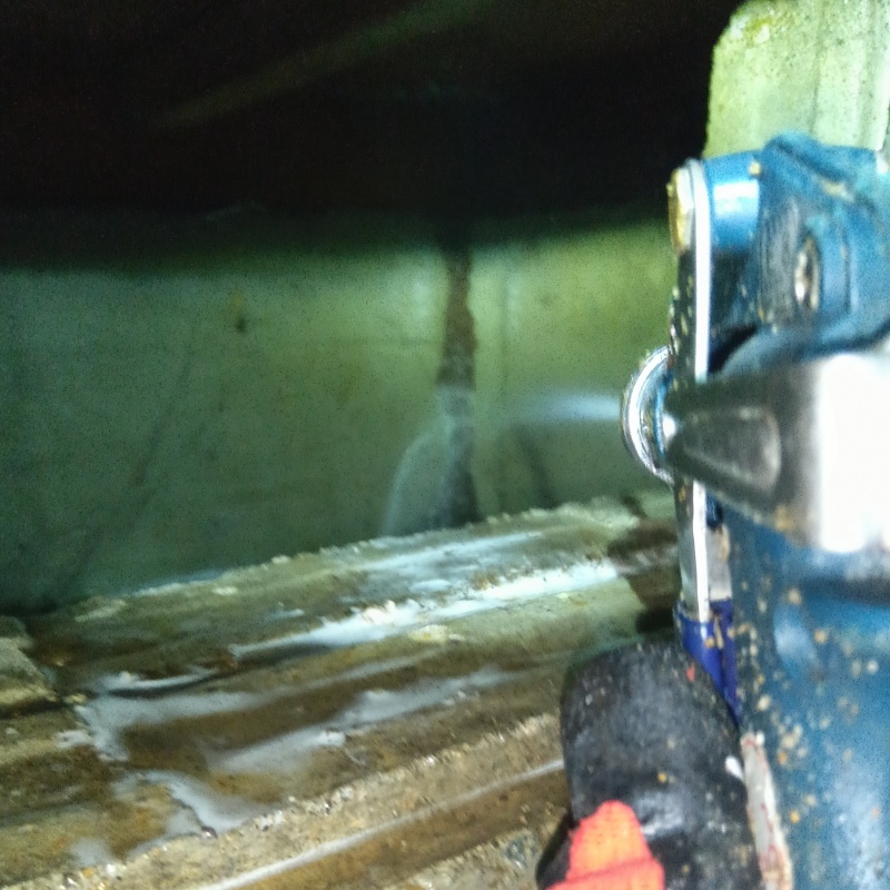 床下の地面にシロアリ駆除剤を散布