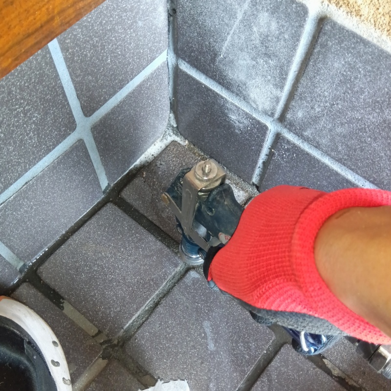 床にシロアリ駆除剤を注入