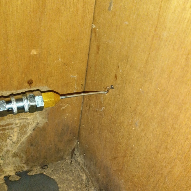 壁にシロアリ駆除剤を注入