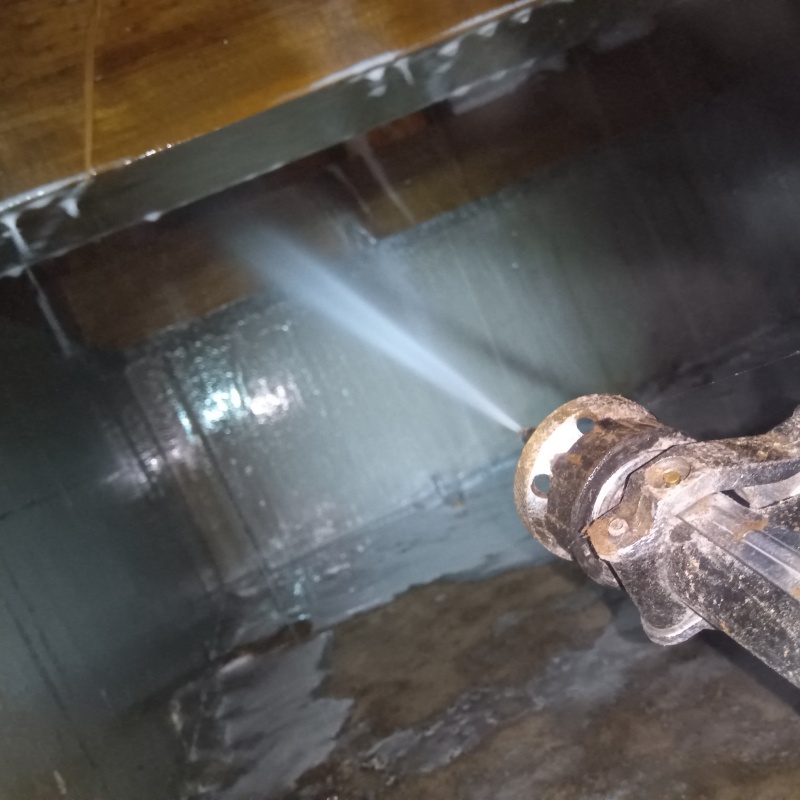 床下の木材に防蟻剤を散布