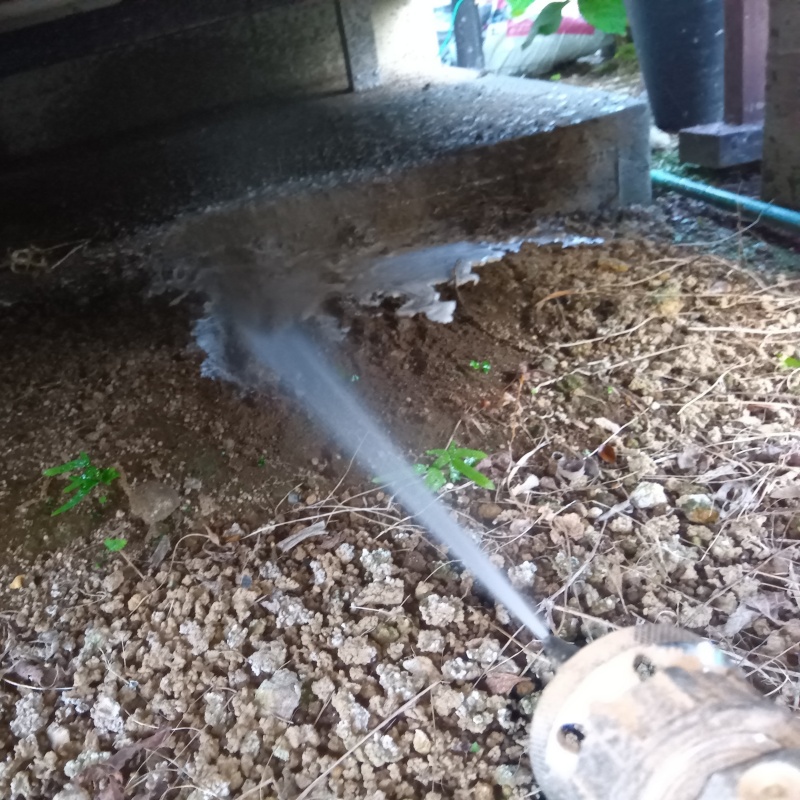 床下の地面に防蟻剤を散布