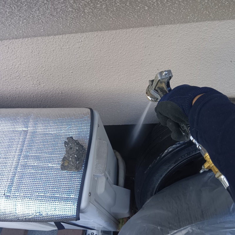 建物の外周に防蟻剤を散布