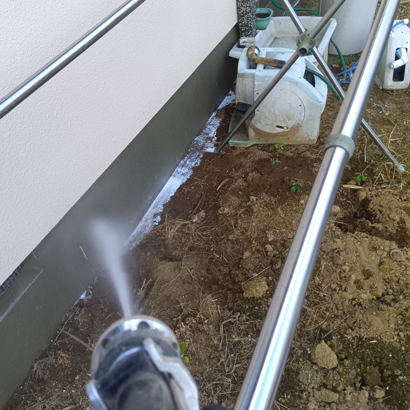 建物の外周に防蟻剤を散布