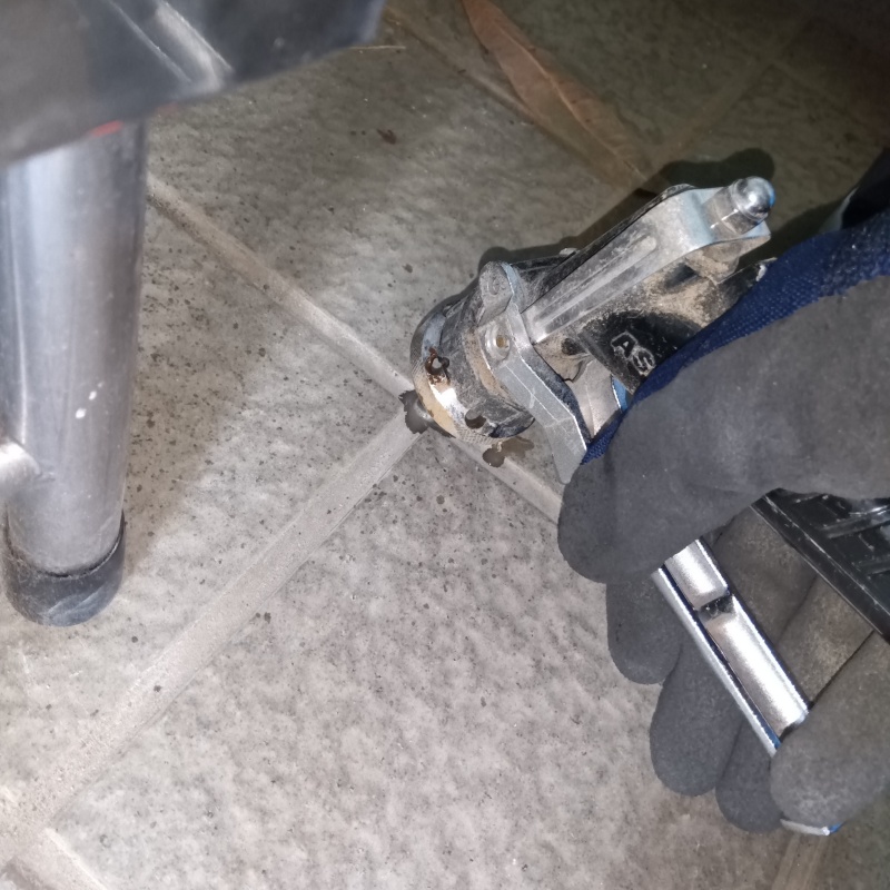 床に防蟻剤を注入