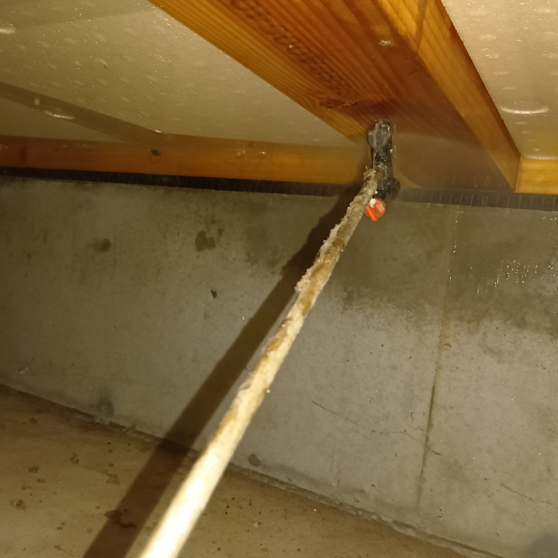 床下の木材に防蟻剤を散布