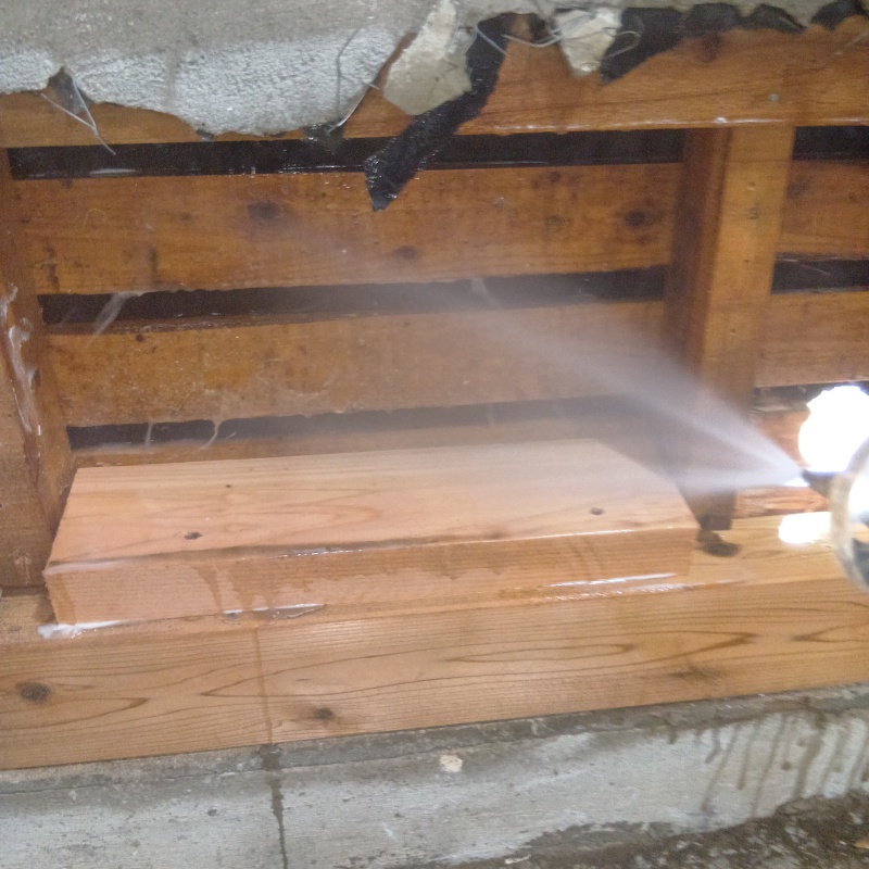 木部にシロアリ駆除剤を散布