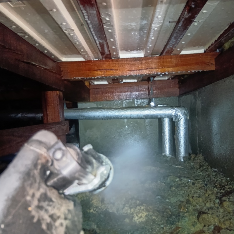 床下の地面にシロアリ駆除剤を散布