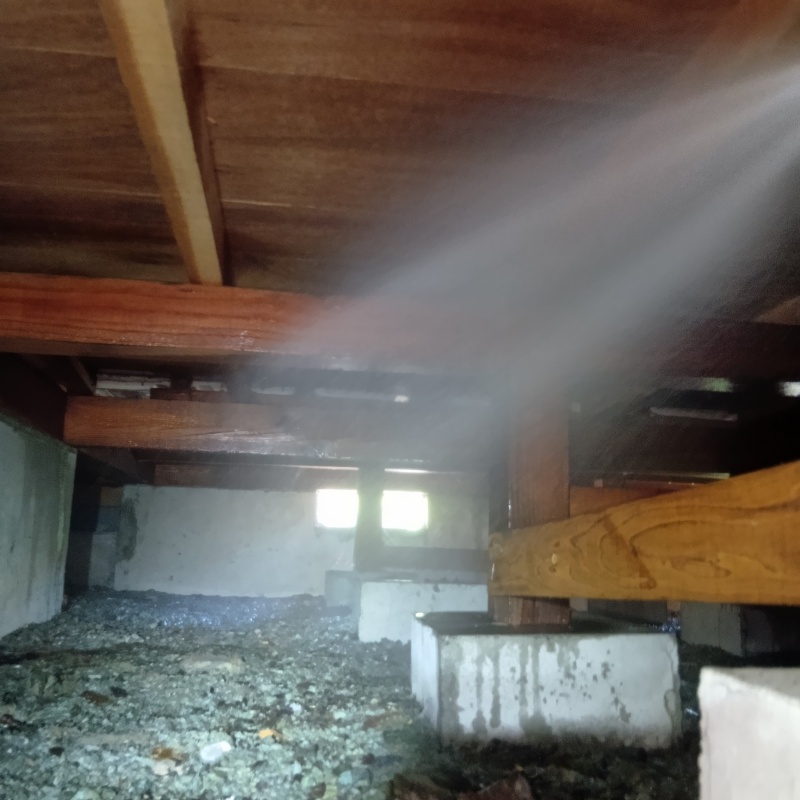 床下の地面にシロアリ駆除剤を散布