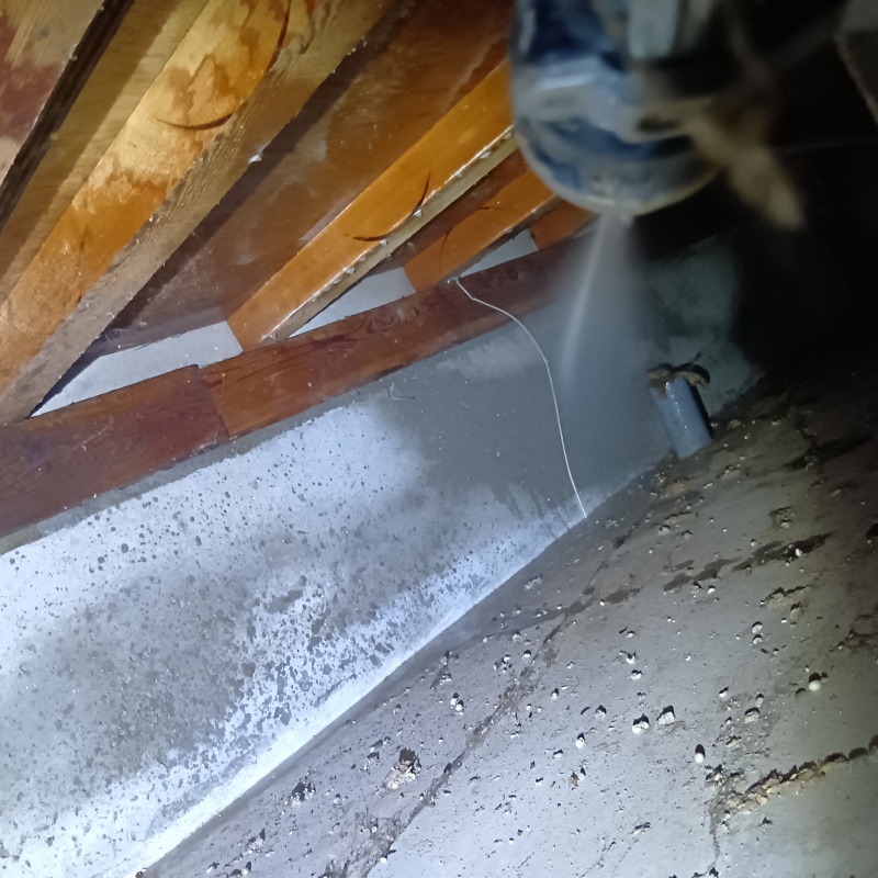 床下の地面にシロアリ駆除剤を散布