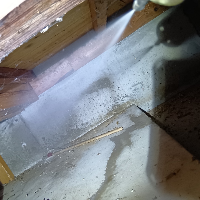 床下の地面にシロアリ駆除剤を散布