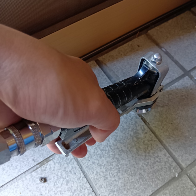 床にシロアリ駆除剤を注入