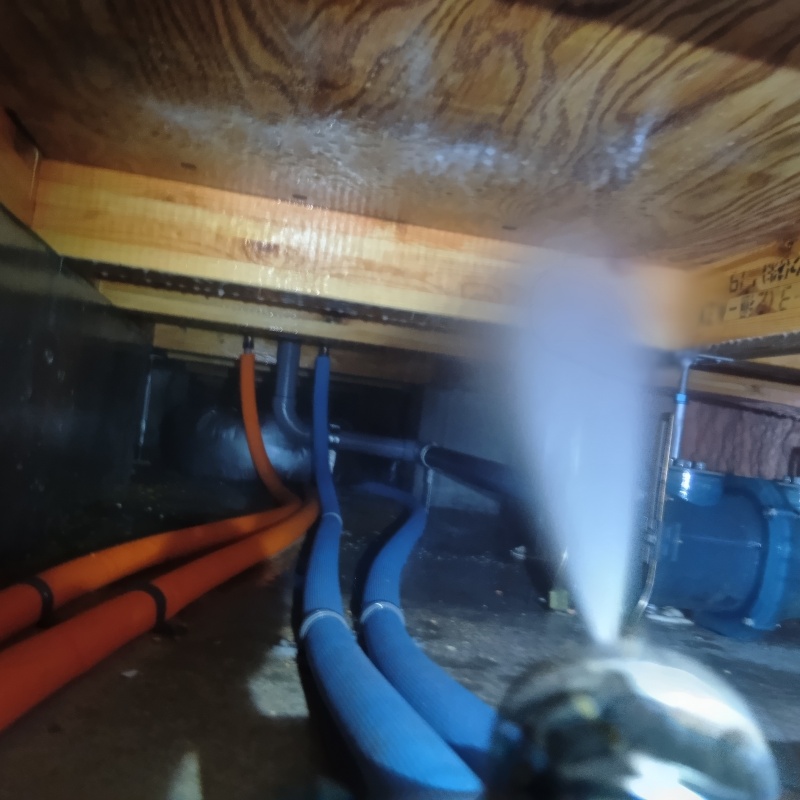 床下の木材に防蟻剤を散布