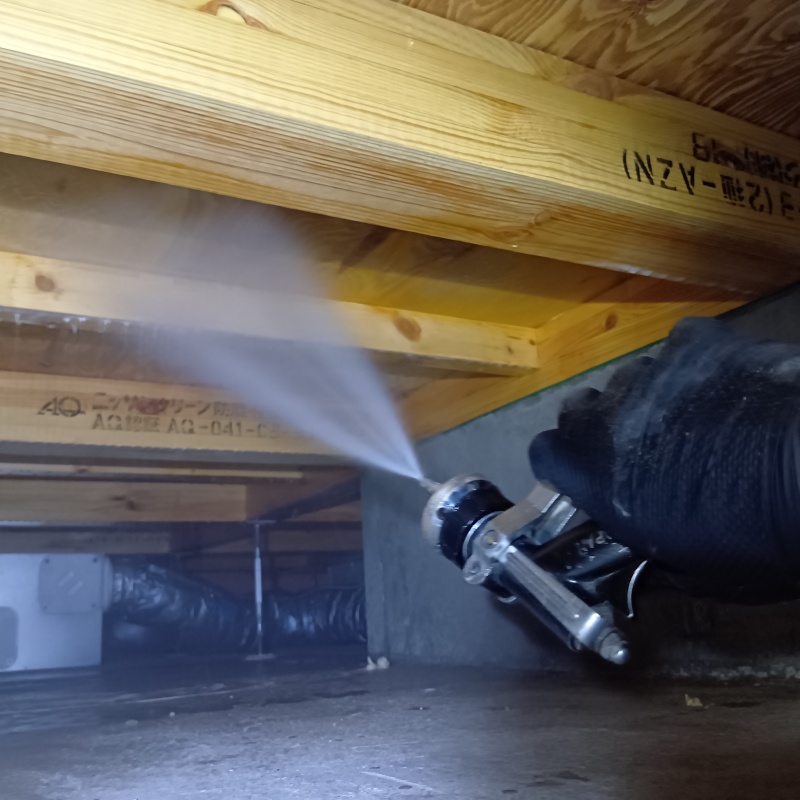 床下の木材に防蟻剤を散布