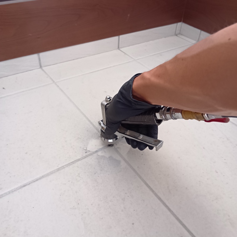 床に防蟻剤を注入