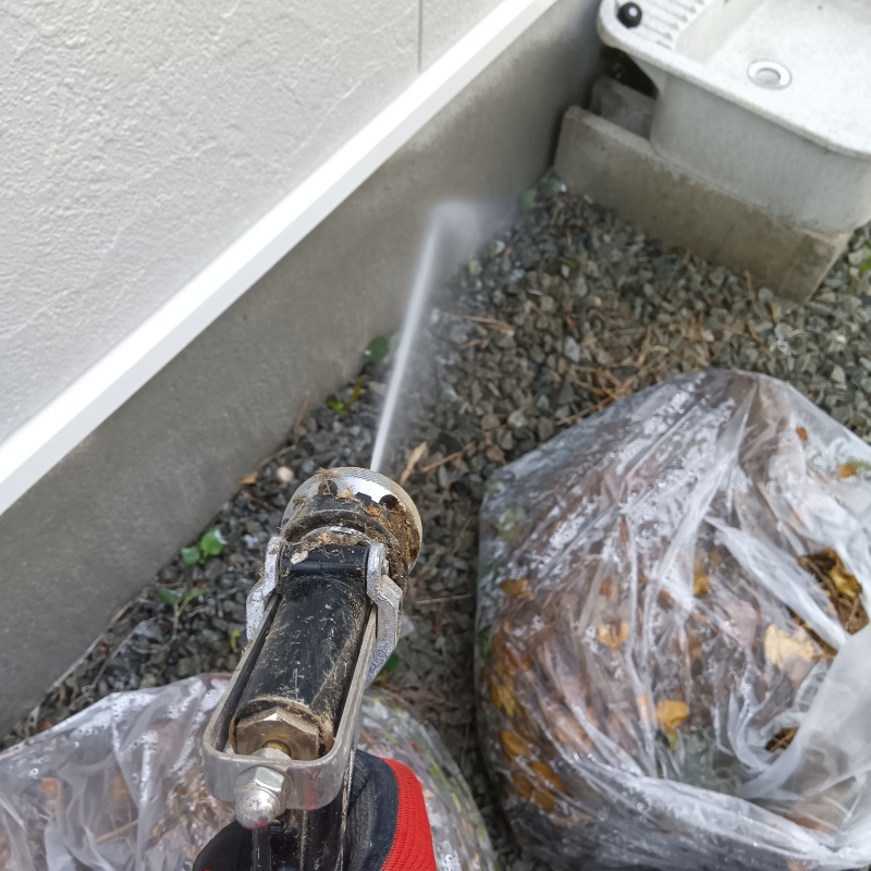 屋外の地面に防蟻剤を散布