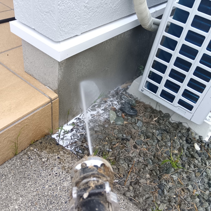 屋外の地面に防蟻剤を散布