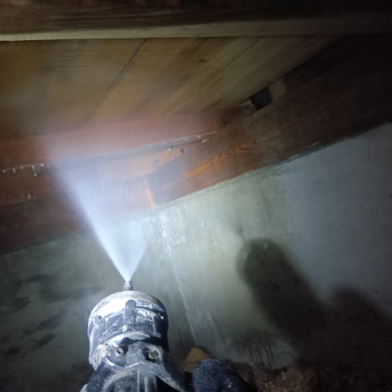 床下の木材にシロアリ駆除剤を散布