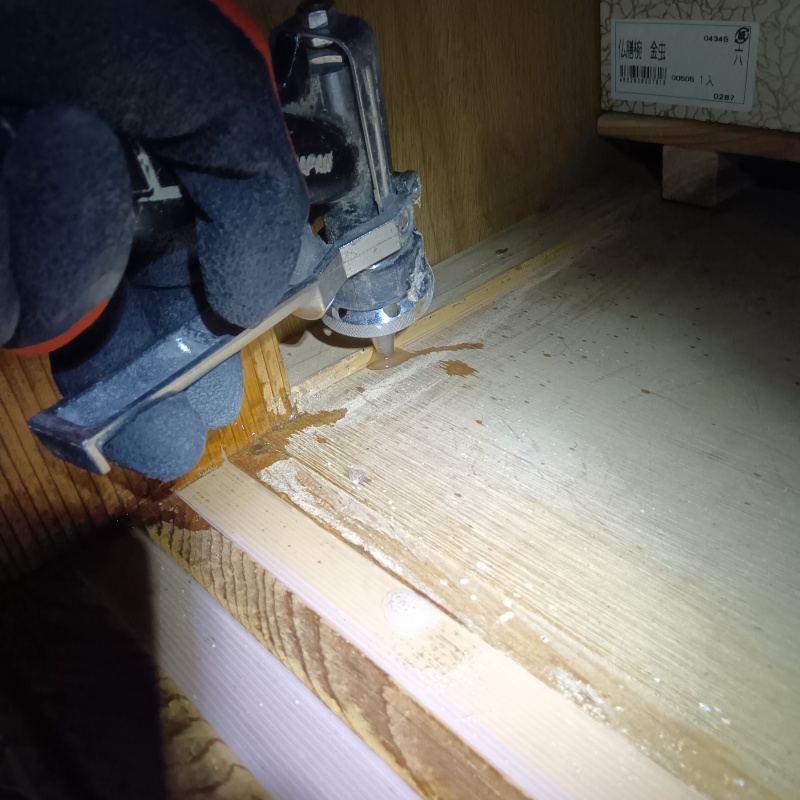 木部にシロアリ駆除剤を注入