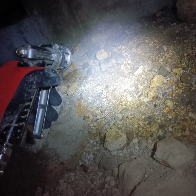 床下の地面にシロアリ駆除剤を散布