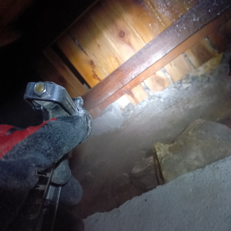 床下の地面にシロアリ駆除剤を散布