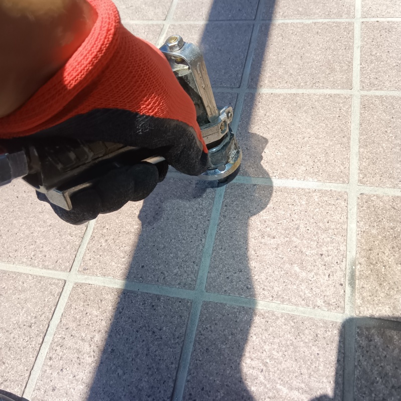 床にシロアリ駆除剤を注入