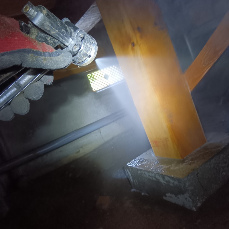 床下の木材にシロアリ駆除剤を散布