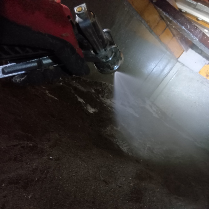 床下の地面にシロアリ駆除剤を散布