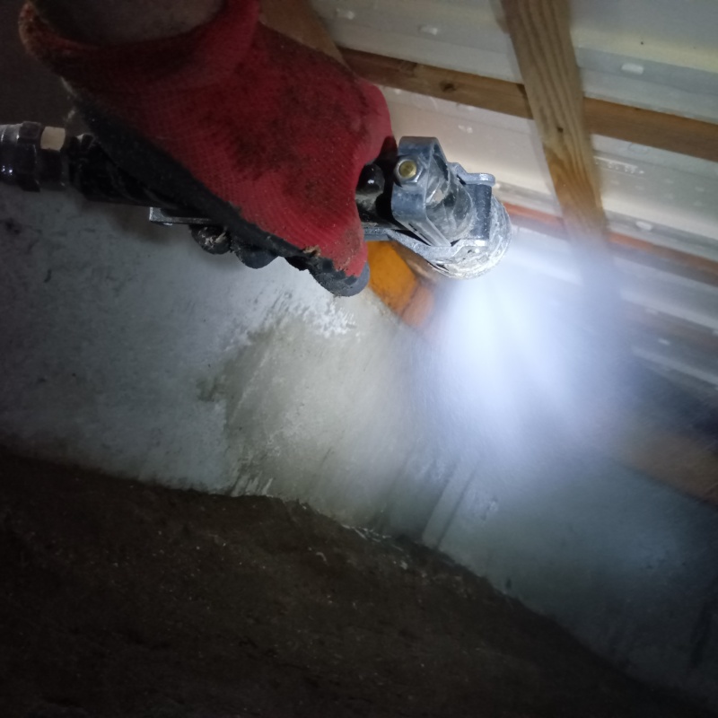 床下の地面にシロアリ駆除剤を散布