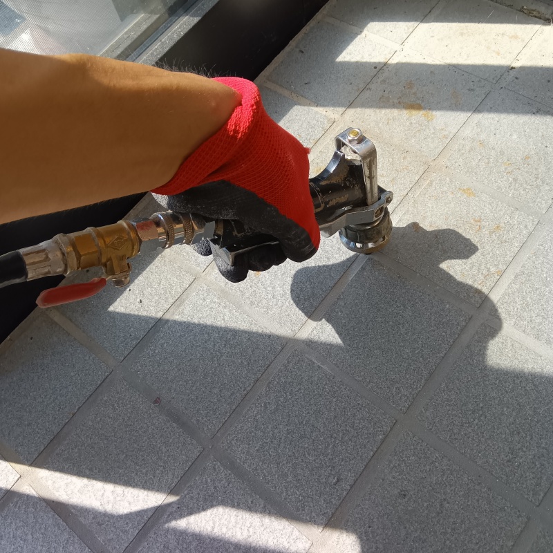 床にシロアリ駆除剤を注入