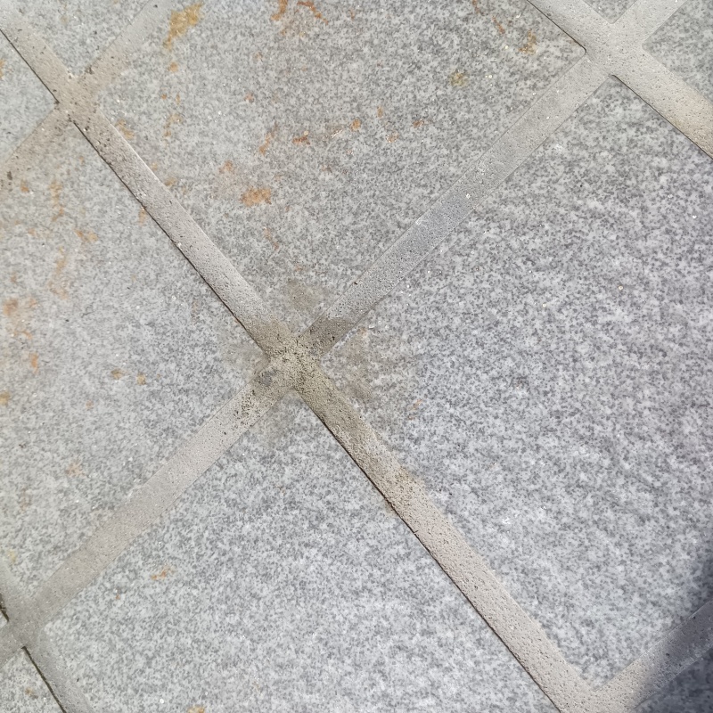 開けた穴を修復した様子