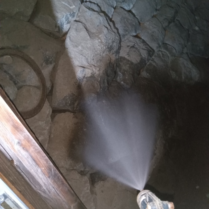 床下の地面にシロアリ駆除剤を散布