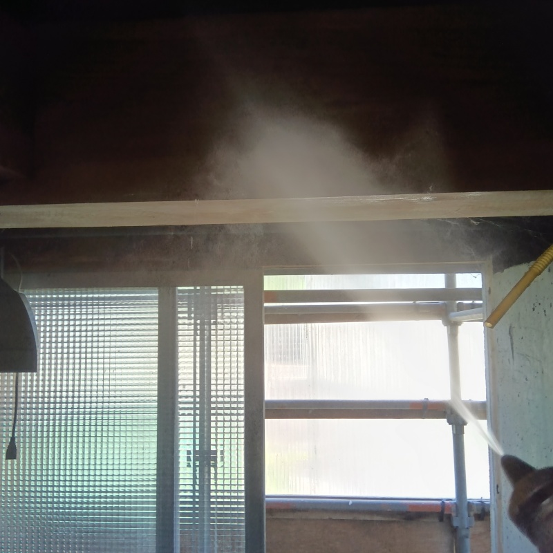 建物内にシロアリ駆除剤を散布