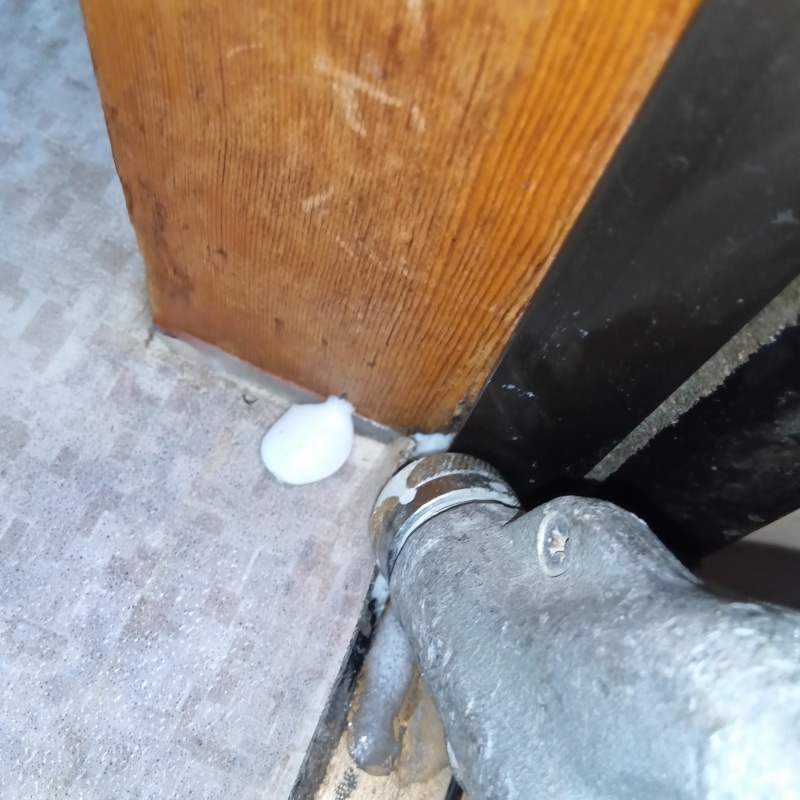 柱にシロアリ駆除剤を注入