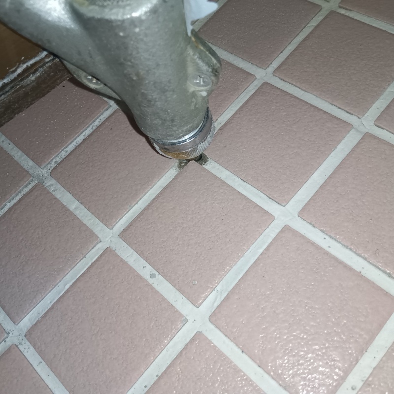 床にシロアリ駆除剤を注入