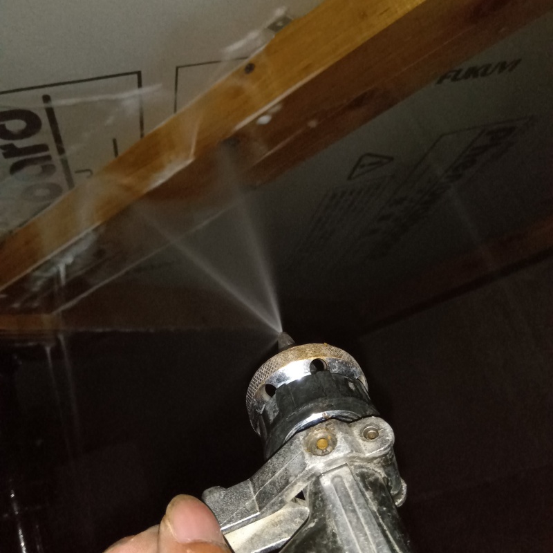 床下の木材に防蟻剤を散布