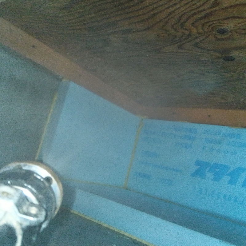 床下の木材に防蟻剤を散布